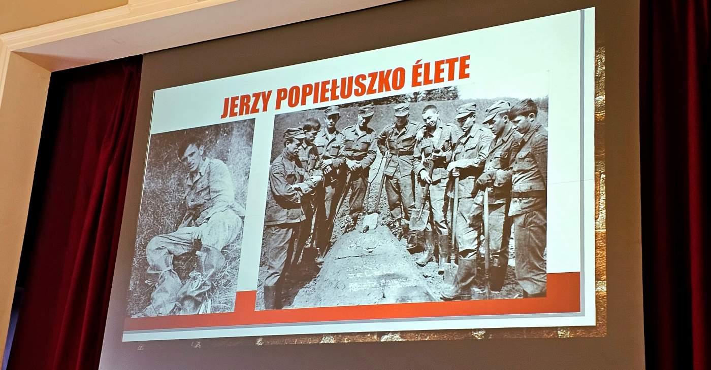 Kiállítás boldog Popieluszko Jerzsy atyáról az Árpád-házi Szent Erzsébet Gimnáziumban 