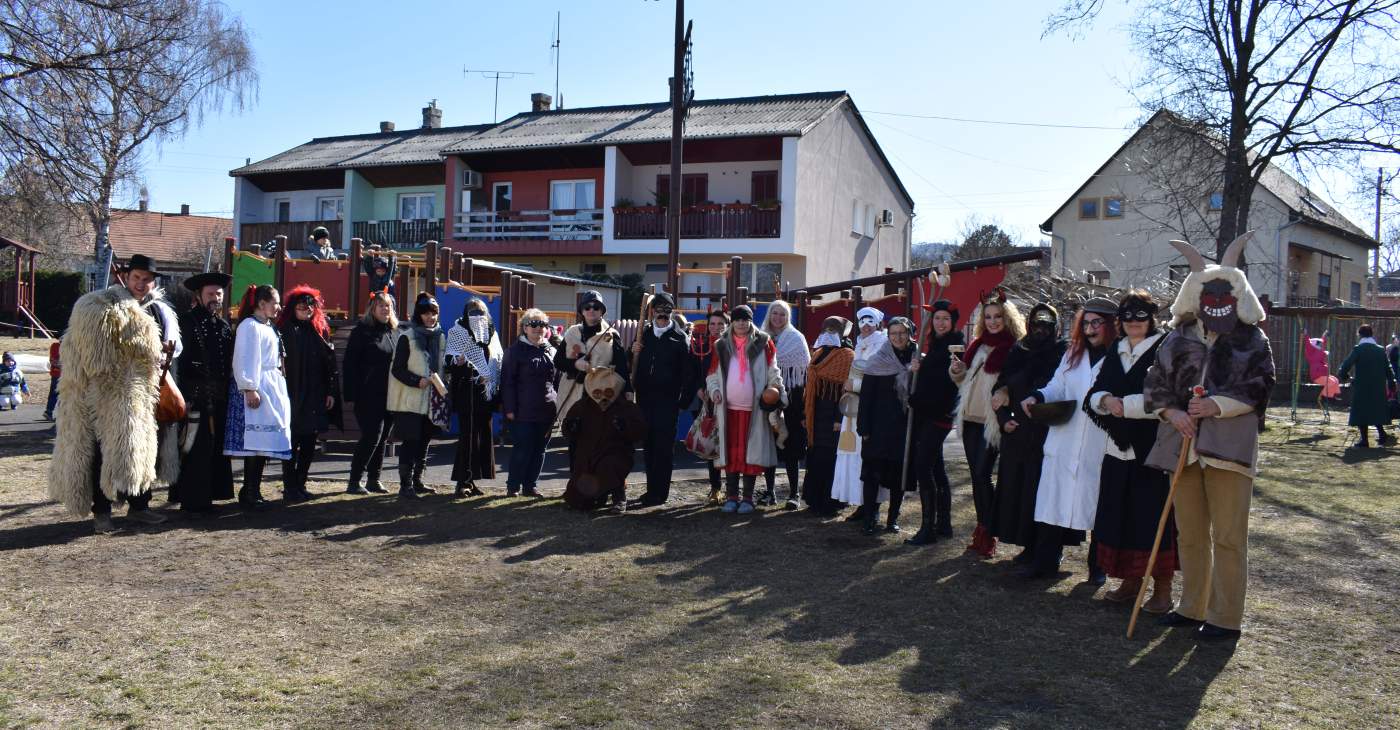 „Maskarások, bolondok, rázzátok a kolompot!”